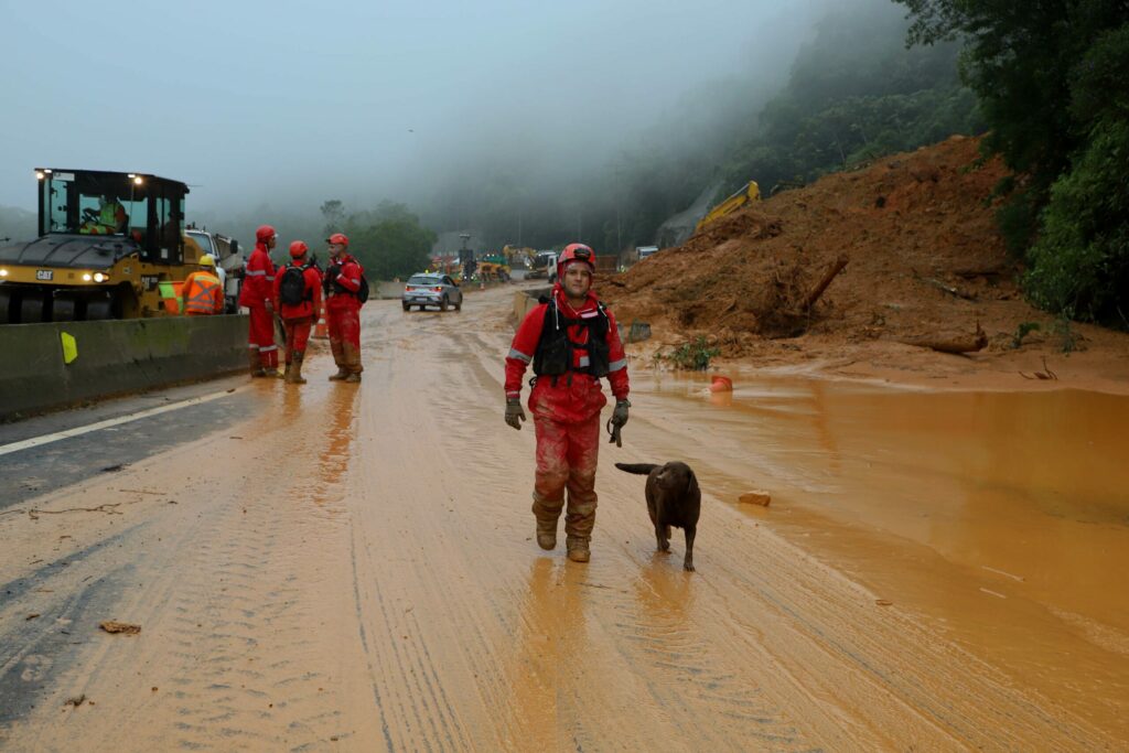 GUARATUBA: Forças de salvamento fazem nova varredura na BR-376 e não encontram vítimas