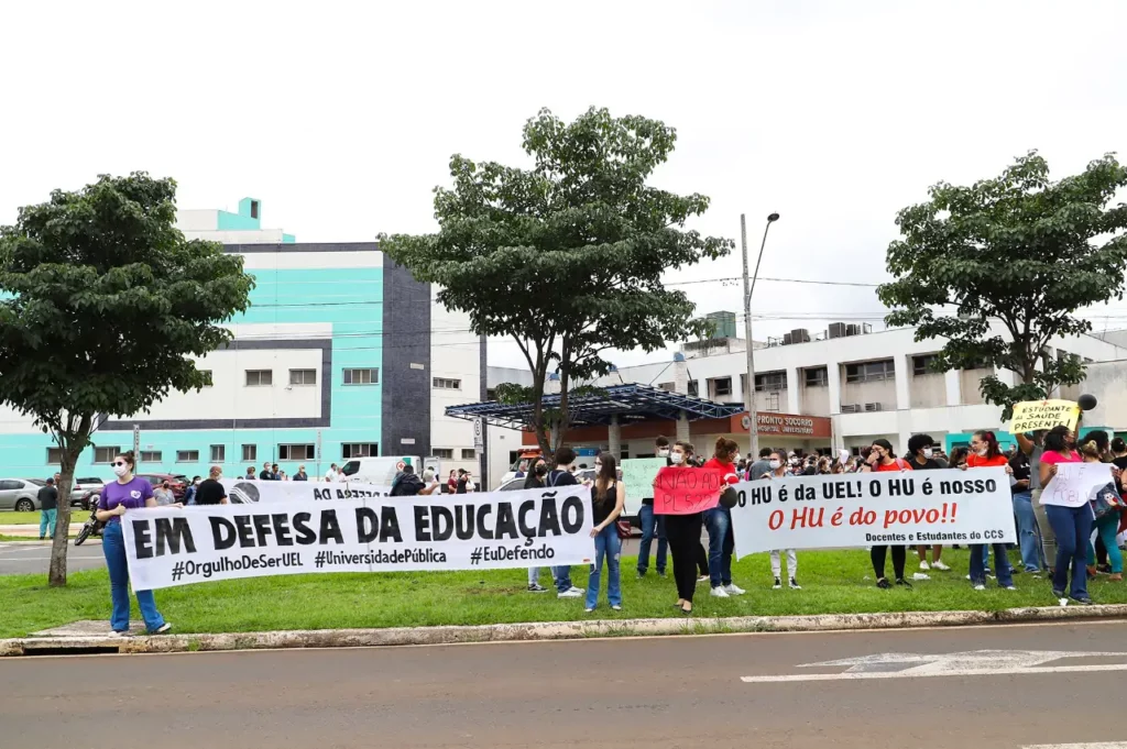 UEL: Ato público em defesa do HU reúne servidores, docentes e alunos da área da Saúde