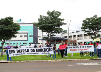 UEL: Ato público em defesa do HU reúne servidores, docentes e alunos da área da Saúde