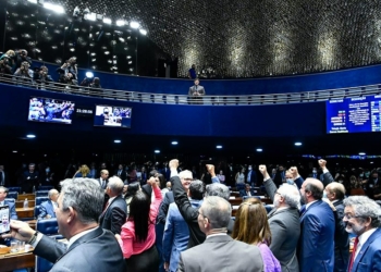 Sob intenso debate, PEC da Transição é aprovada no Senado