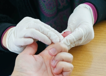 Ambulatório da UEM distribui autotestes de HIV e preservativos nesta quinta-feira