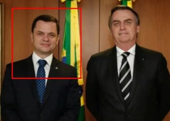 Anderson Torres foi exonerado hoje, 8, do cargo de secretário de Segurança do DF. Na foto, ele aparece ao lado de Bolsonaro quando ainda era Ministro da Justiça.