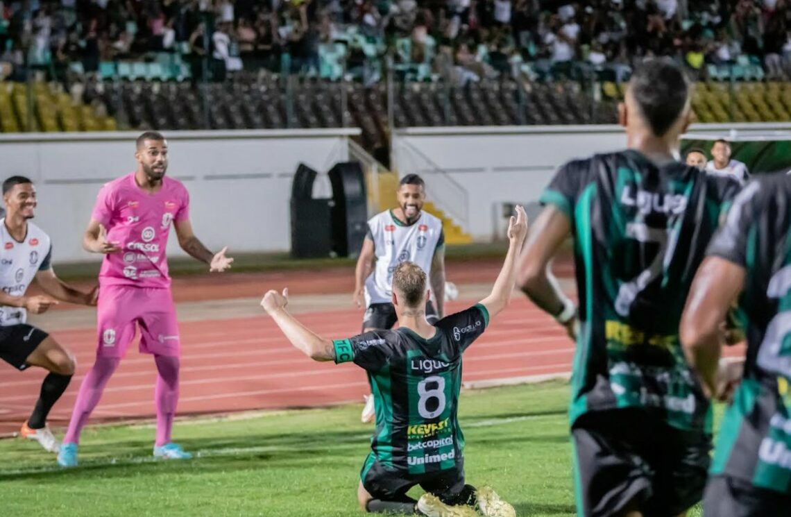 Alemão comemora com jogadores do banco seu segundo gol no campeonato. FOTO: Fernando Teramatsu - MFC