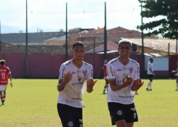 André Carlos e Wallisson Bahia comemoram o gol do Aruko - Foto - Tiago Valenciano - Aruko Sports Brasil