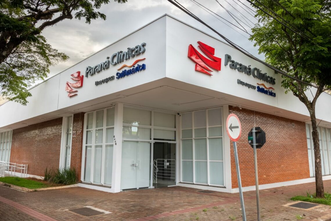 Sede está localizada na avenida Brasil em frente à Capela Santa Cruz.