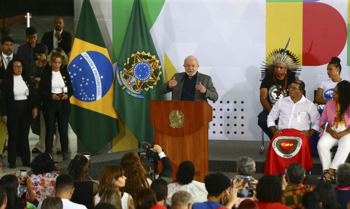 Lula assina decretos que criam o Conselho de Participação Social e o Sistema de Participação Social Interministerial - FOTO: Antonio Cruz/Agência Brasil