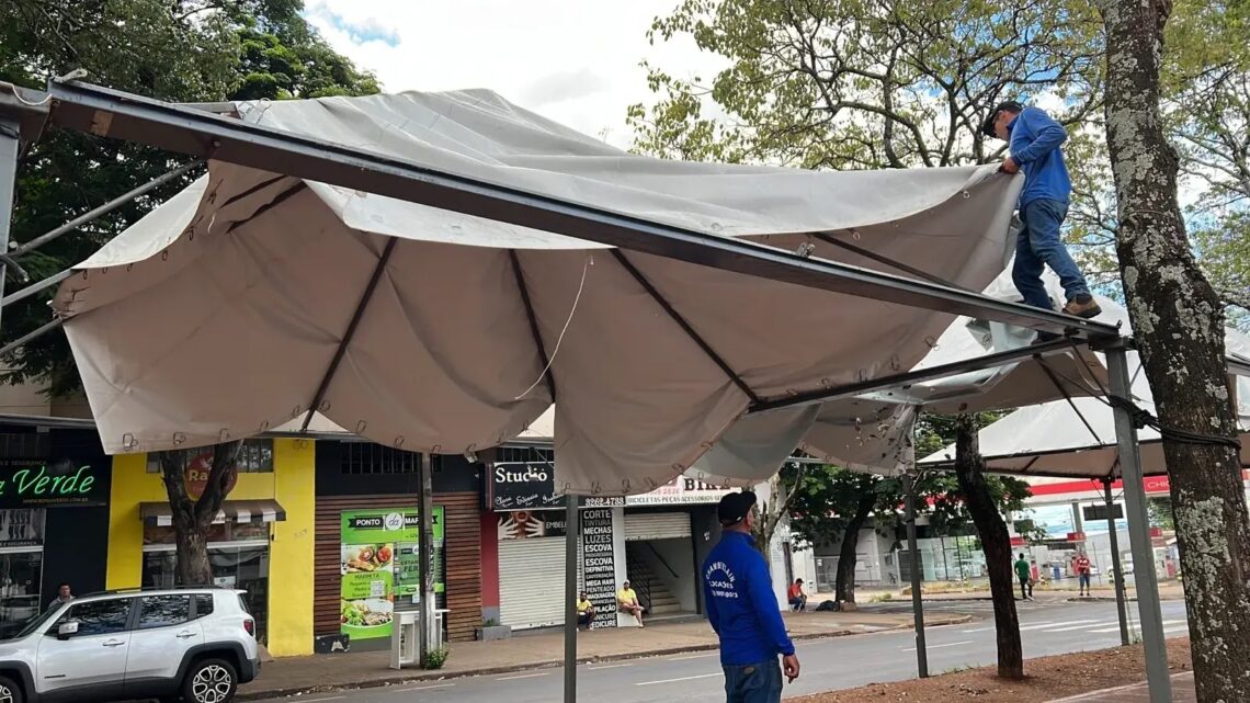Funcionários de empresa retiram as duas últimas tendas - fotos - Maringá News