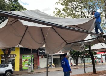 Funcionários de empresa retiram as duas últimas tendas - fotos - Maringá News