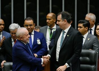 Pacheco, com Lula, na posse do presidente: o Congresso merece respeito porque tem compromisso com as soluções para o país. FOTO: Leopoldo Silva/Agência Senado