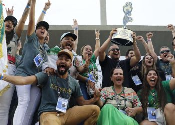 Rio de Janeiro (RJ), 22/02/2023 - Integrantes da escola de samba Imperatriz Leopoldinense, campeã do Grupo Especial,  comemoram título do Carnaval 2023 com troféu no sambódromo da Marquês de Sapucaí. Foto: Fernando Frazão/Agência Brasil