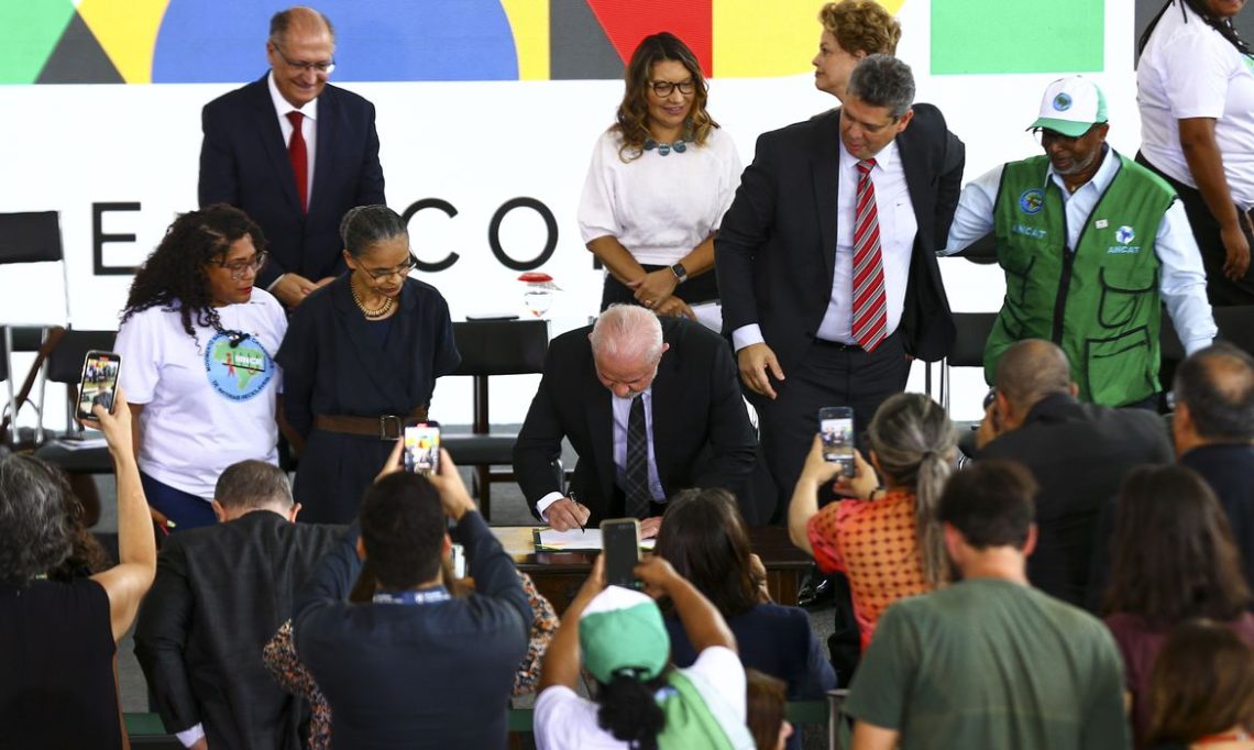 Brasília (DF), 13/02/2023 - O presidente Luiz Inácio Lula da Silva durante cerimônia de assinatura de decretos recriando o Programa Pró-Catador de materiais recicláveis. FOTO: Marcelo Camargo/Agência Brasil