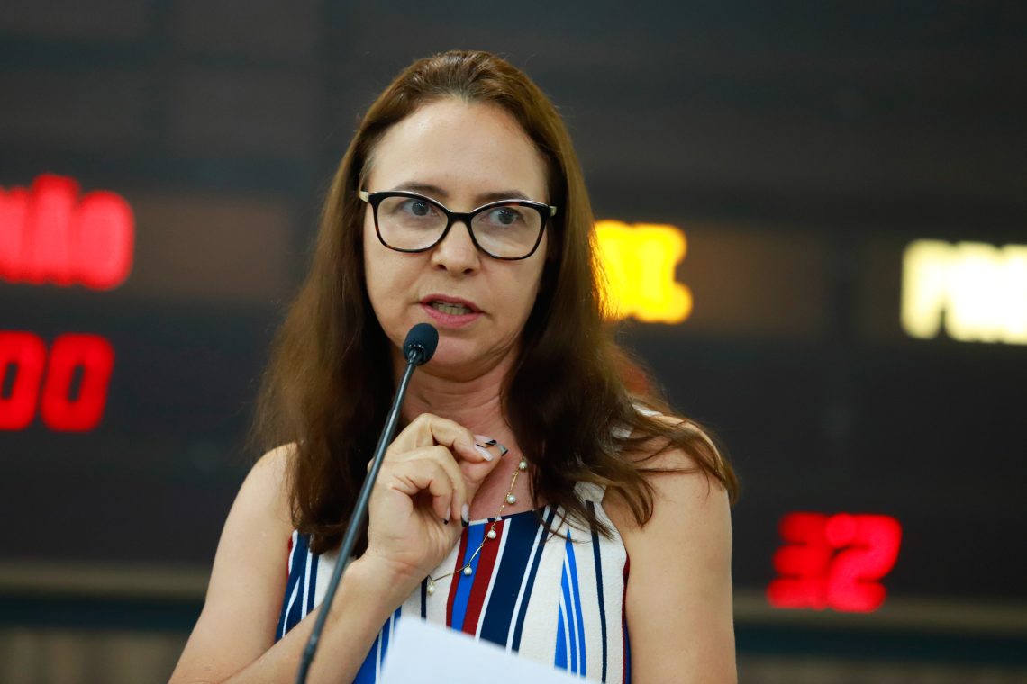 Vera Lucia Pedroso Nogueira durante sua fala aos vereadores de Maringá na manhã desta terça-feira - 21 de março de 2023. foto: MARQUINHOS OLIVEIRA - CMM