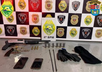 Armas, munições, celulares e instrumentos usados nos roubos de carros em rodovias foram apreendidos pela PM em Floresta. foto: ASC/4º BPM