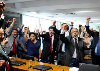 Comissão de Assuntos Sociais (CAS) rejeita, por 10 votos a 9, relatório de Ricardo Ferraço (PSDB-ES) sobre a reforma trabalhista. O resultado é aplaudido e comemorado por senadores de oposição.

Participam:
senador Lindbergh Farias (PT-RJ); 
senador Otto Alencar (PSD-BA); 
senador Paulo Paim (PT-RS); 
senador Paulo Rocha (PT-PA); 
senador Randolfe Rodrigues (Rede-AP);
senadora Regina Sousa (PT-PI); 
senadora Vanessa Grazziotin (PCdoB-AM);
senadora Ângela Portela (PDT-RR).

Foto: Geraldo Magela/Agência Senado