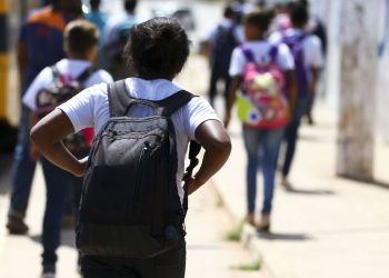 Alunos saindo de escola na Estrutural, no Distrito Federal. foto: Marcelo Camargo/Agência Brasil