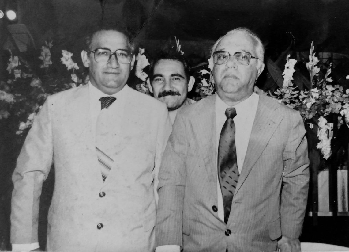 Na foto, à esquerda, o empresário Amorim Pedrosa Moleirinho, à direita o prefeito João Paulino Vieira Filho e no centro o então colunista Francisco Timbó de Souza.