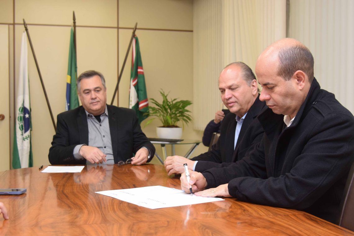 Na foto, o secretário de Saúde Beto Preto, o secretário de Indústria e Comércio Ricardo Barros e o deputado estadual Evandro Araújo