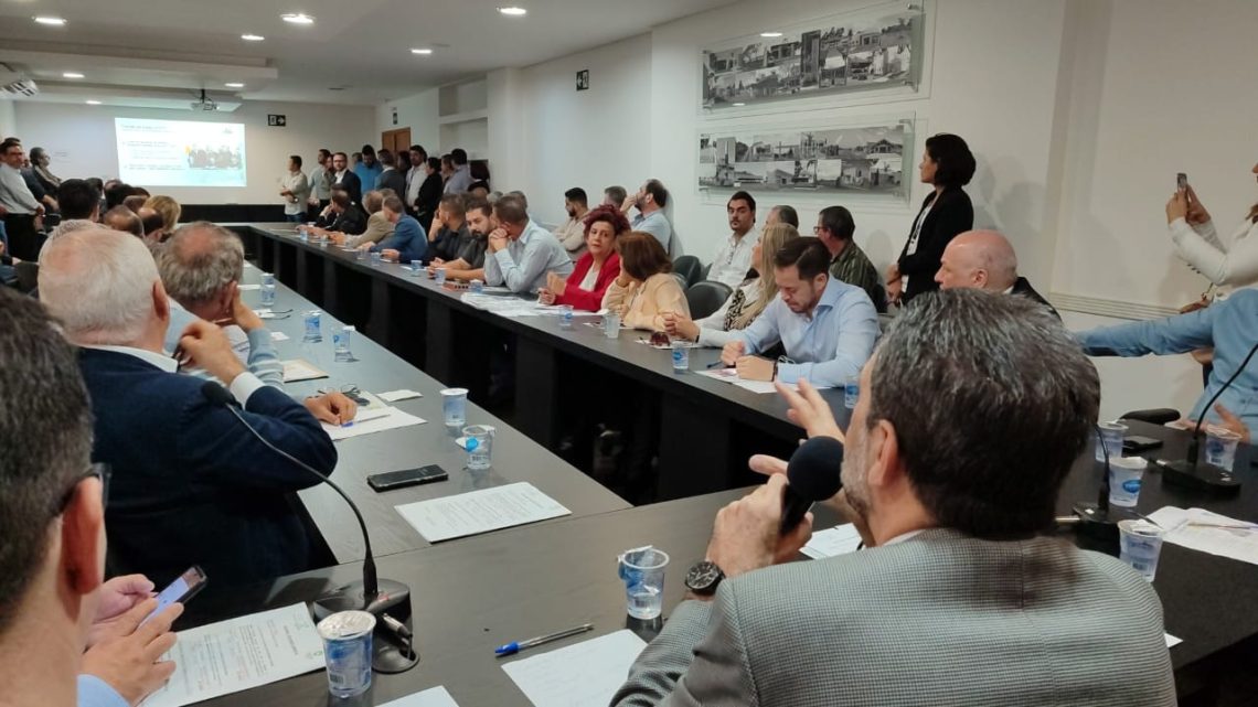 Diretor Presidente da Itaipu - Enio Verri apresentou aos prefeitos da Amusep as possibilidades de acesso a recursos econômicos. foto - OFATOMARINGA.COM
