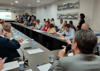 Diretor Presidente da Itaipu - Enio Verri apresentou aos prefeitos da Amusep as possibilidades de acesso a recursos econômicos. foto - OFATOMARINGA.COM