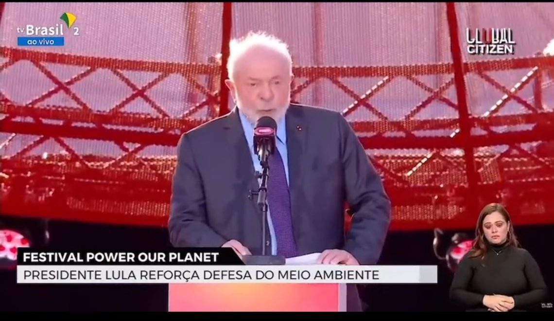 Lula discursou sob a Torre Eiffel nesta quinta-feira