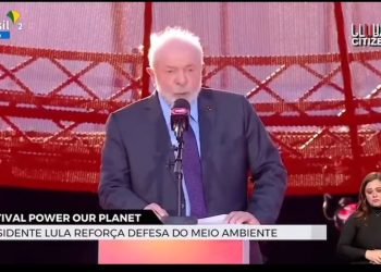 Lula discursou sob a Torre Eiffel nesta quinta-feira