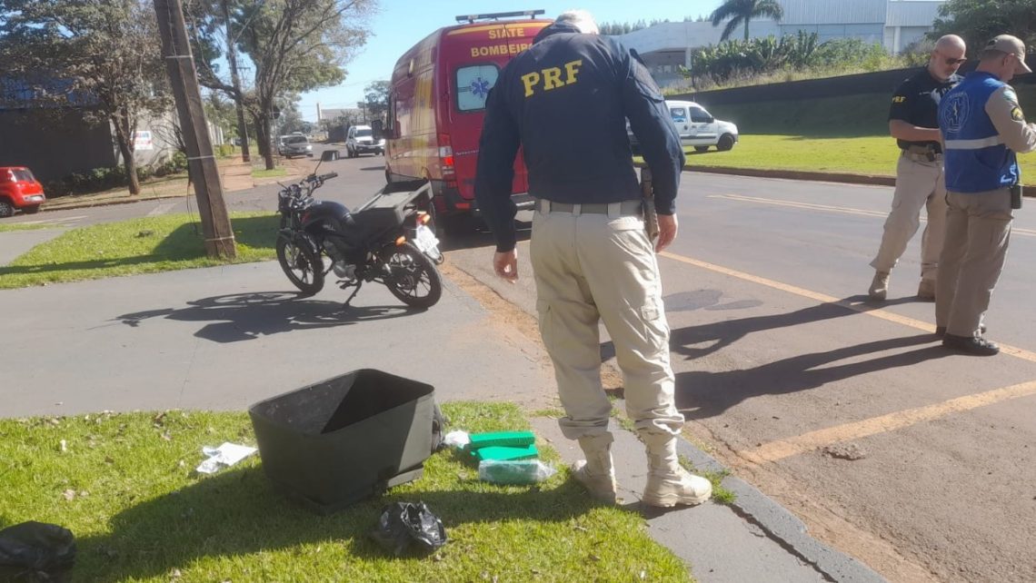 Motoboy se acidenta em frente à sede da PRF. No baú ele carregava maconha. foto - Inspetor Chefe Pedro Faria