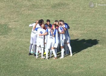 Jogadores do Paraná Clube conversam antes do início da partida em Arapongas. foto - REPRODUÇÃO youtube FPF