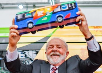 Presidente Lula com uma miniatura de um ônibus elétrico em fábrica em São Bernardo do Campo: tecnologia nacional. Foto: Ricardo Stuckert (PR)