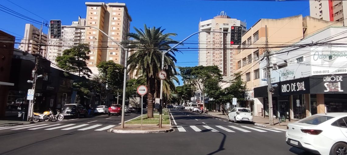 Avenida Herval com Rua Santos Dumont em Maringá - foto - LIGIANE CIOLA