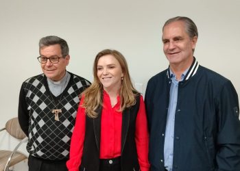 LEANDRE DAL PONTE E ULISSES MAIA ENCONTRARAM O ARCEBISPO DOM SEVERINO PARA PROMOVER A CAMINHADA DO MEIO DIA. foto - OFATOMARINGA.COM