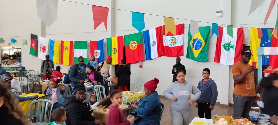 Migrantes durante a festa junina da Caritas - foto - arquivo OFATOMARINGA.COM