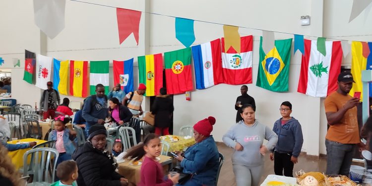 Migrantes durante a festa junina da Caritas - foto - arquivo OFATOMARINGA.COM