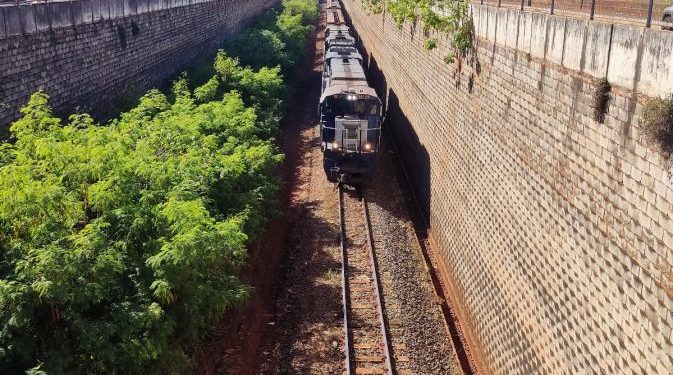 Por falta de manutenção nas linhas férreas, Procon decide multar concessionária que administra trilhos que cortam Maringá - foto - ANDYE IORE