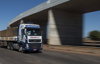 BRASÍLIA, DF, BRASIL,  01-07-2014, 11h30: Caminh'oes trafegam pela BR-040.  (Foto: Marcelo Camargo/Agência Brasil)