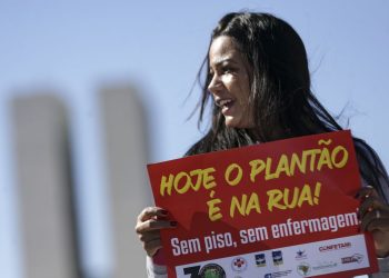 Profissionais de enfermagem realizam manifestação em defesa da implementação do piso salarial da enfermagem. Foto: Marcelo Camargo/Agência Brasil