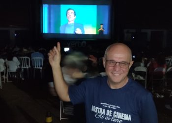 Na foto de OFATOMARINGA.COM, Francisco Pinheiro, o diretor da Mostra de Cinema Pintando Estrelas comemora o sucesso de público do evento