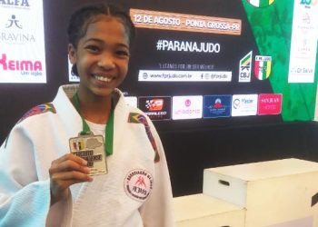 Judoca Mikaeli, de 13 anos está há 3 no Projeto Superação da prefeitura de Sarandi
