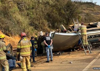 Ônibus com torcedores do Corinthians sofre acidente e deixa 7 mortos.