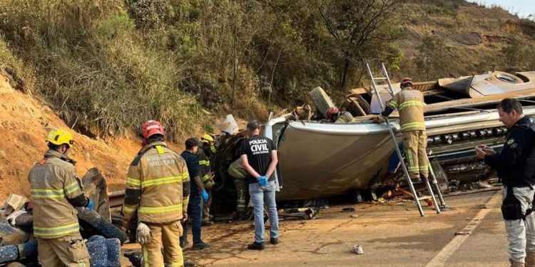Ônibus com torcedores do Corinthians sofre acidente e deixa 7 mortos.