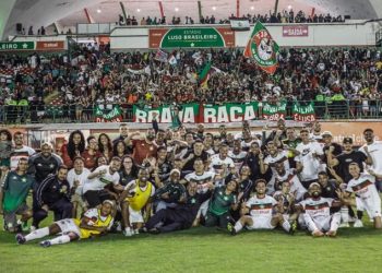 Na foto, o time da Portuguesa do Rio de Janeiro junto com a comissão técnica e jogadores após a vitória por 3 a 0 frente ao Operário de VG. foto - facebook