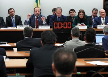 Brasília (DF) 29/08/2023 Ministro de Minas e Energia, Alexandre Silveira, e o diretor-geral do Operador Nacional do Sistema Elétrico (ONS), Luiz Carlos Ciocchi, participam de audiência conjunta  das comissões de Fiscalização Financeira e Controle; e de Minas e Energia. Foto Lula Marques/ Agência Brasil