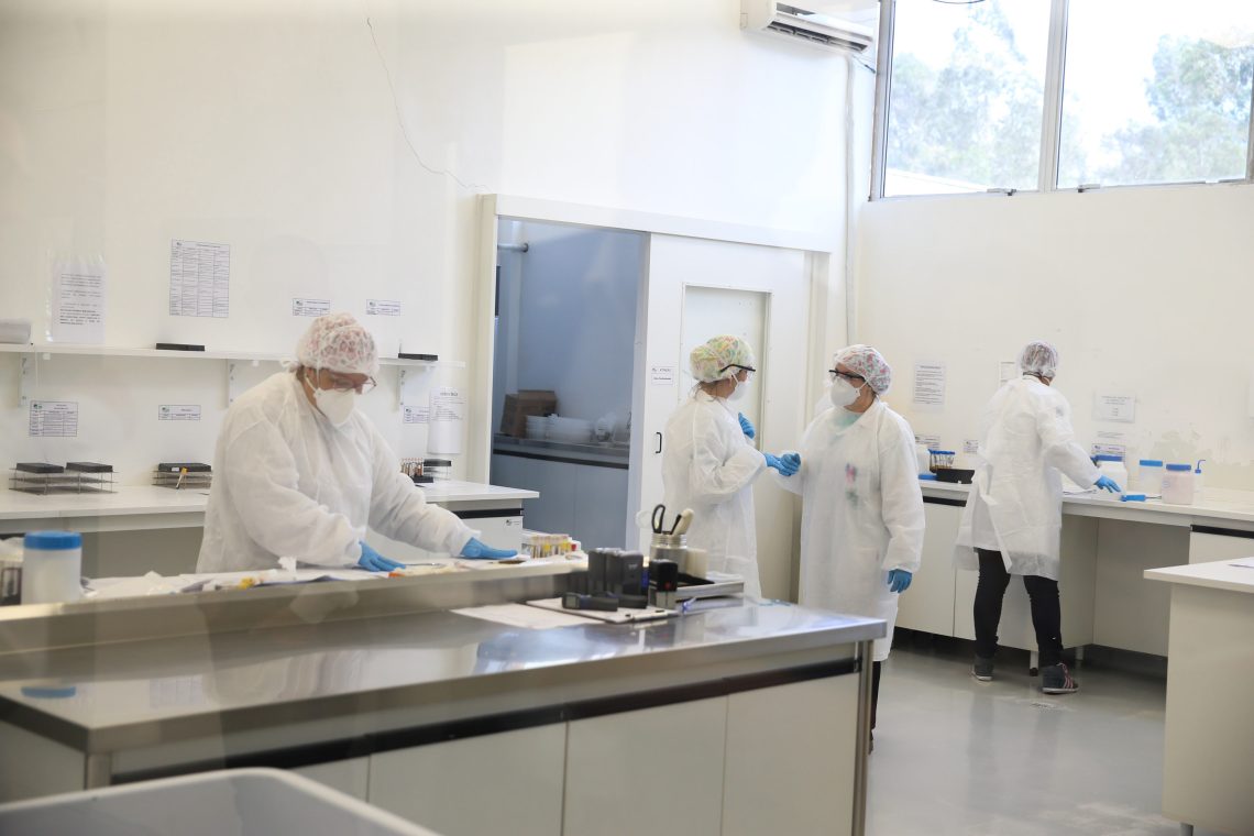 Laboratório Central do Estado - LACEN  -  Recepção  de amostras para teste do Coronavirus. 
Curitiba, 01/04/2020 - Foto: Geraldo Bubniak/AEN