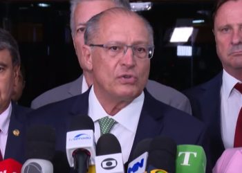 “Nós vamos liberar R$ 800 por pessoa para que os governo locais possam prestar atendimento a quem perdeu suas moradias”, disse Geraldo Alckmin, Presidente em exercício logo após reunião com ministros
