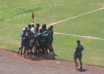 Na foto, jogadores do Arapongas comemoram o gol da equipe no empate em 1 a 1 contra a Portuguesa na 1ª rodada do campeonato