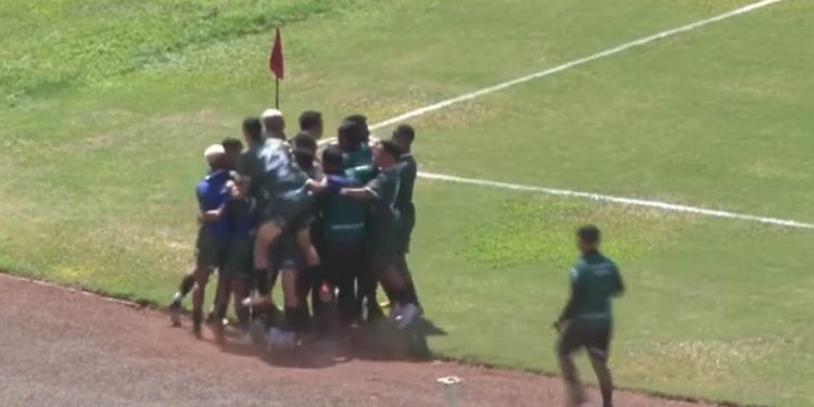 Na foto, jogadores do Arapongas comemoram o gol da equipe no empate em 1 a 1 contra a Portuguesa na 1ª rodada do campeonato