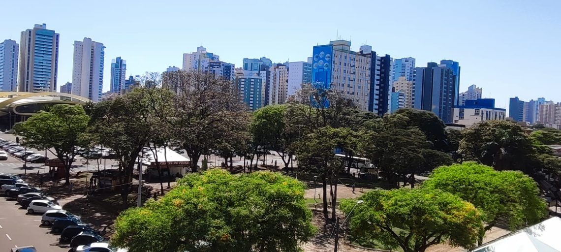 Praça Raposo Tavares no centro de Maringá - foto - OFATOMARINGA.COM