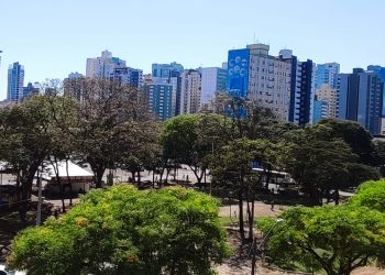 Praça Raposo Tavares no centro de Maringá - foto - OFATOMARINGA.COM