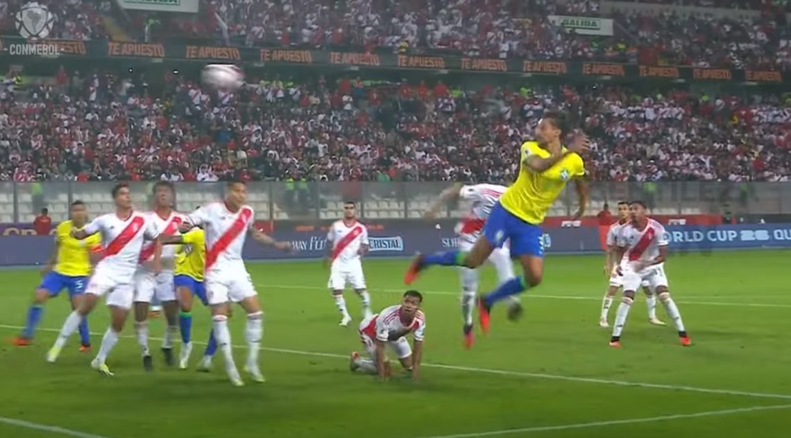 No frame da Conmebol, Marquinhos sobe de cabeça para fazer o gol da vitória do Brasil contra o Peru