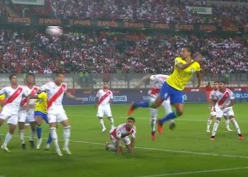 No frame da Conmebol, Marquinhos sobe de cabeça para fazer o gol da vitória do Brasil contra o Peru