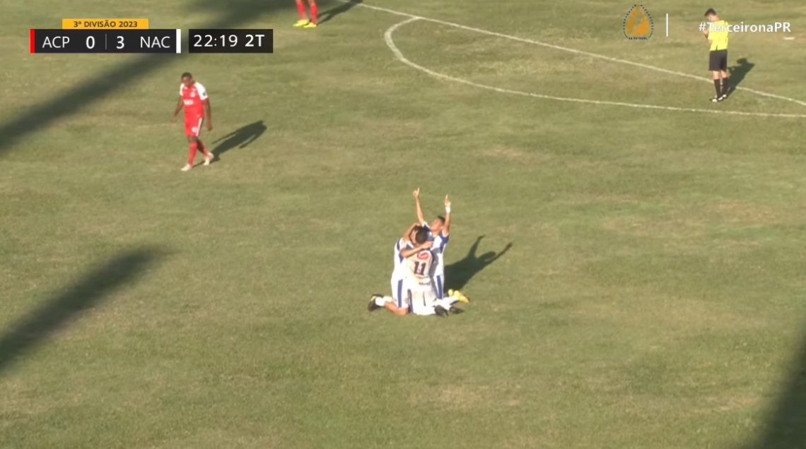 Na imagem da Federação Paranaense de Futebol, jogadores do Nacional comemorarm o gol de Toni, o quarto da goleada sobre o ACP que ficou no zero.